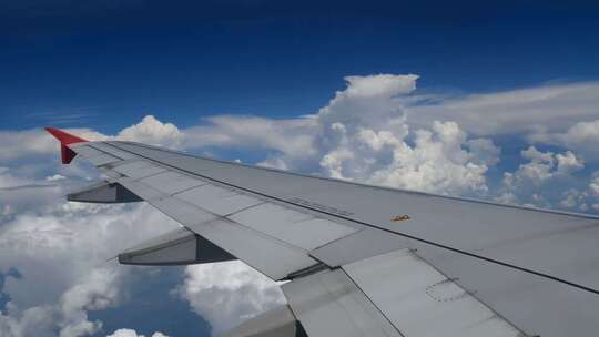 飞机飞行窗外，机翼云层河流 祖国河山