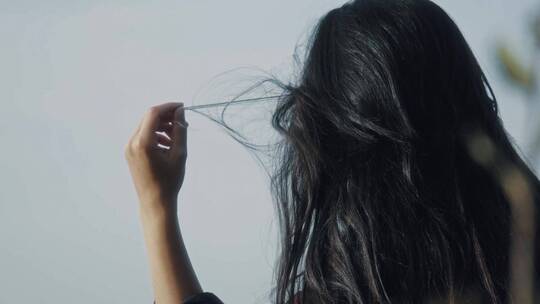 女人玩弄头发的女人