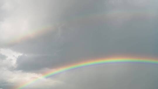 天空中的彩虹色彩虹桥雨过天晴梦幻童年