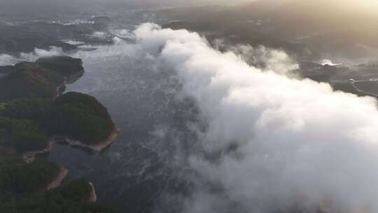 湖北黄冈罗田大别山天堂湖湖面晨雾云海