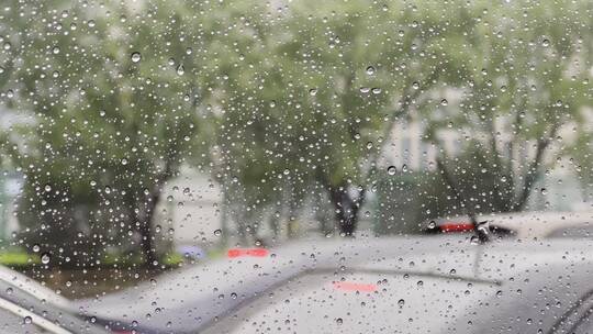 雨天驾车行驶在城市马路上车窗外