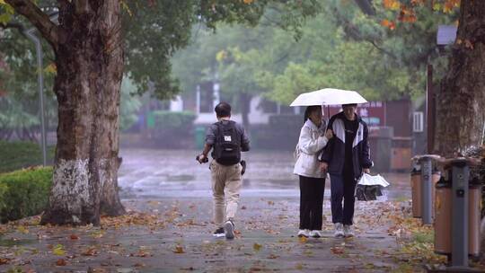 秋天情侣雨中散步逛公园