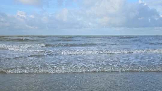 蓝天白云下广西北海大海沙海岸线风景风光