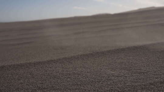 在沙漠沙丘上扬沙