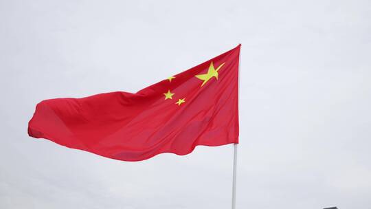 2022年国庆西安城墙下的红旗飘扬视频素材模板下载