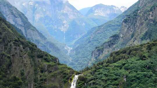 悬崖峭壁 瀑布飞流 山路蜿蜒 山水壮阔