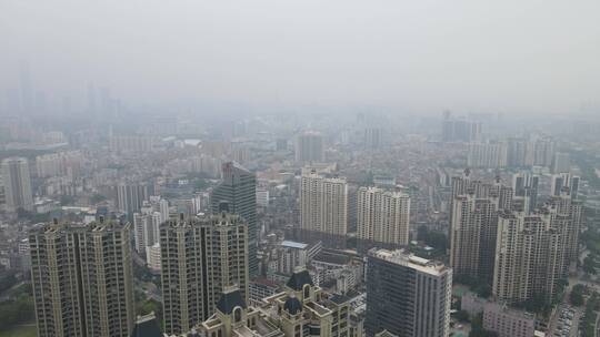 雨雾中的城市