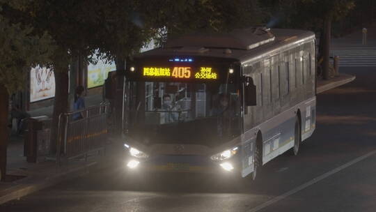 城市深夜公交车