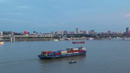 武汉长江大桥黄鹤楼与长江航运集装箱船视频素材模板下载