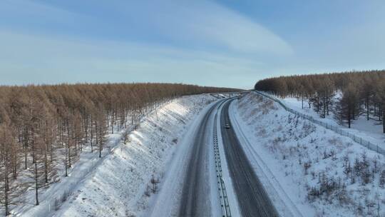 冬季高速公路冰雪路面上行驶的汽车