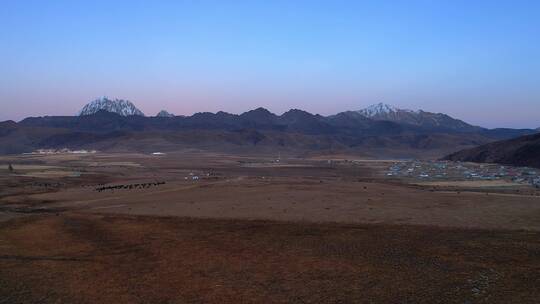 川西塔公草原和雪山的傍晚视频素材模板下载