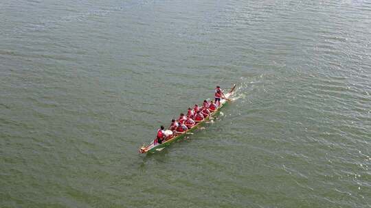 龙舟队伍水上划船场景
