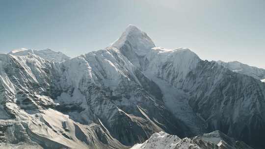 登山攀登雪山航拍