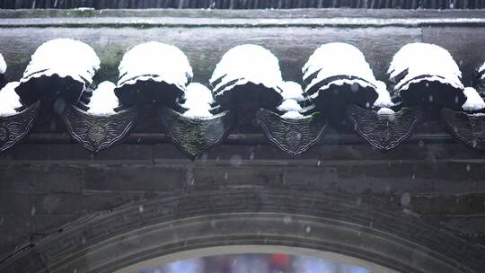 传统古建筑江南园林冬天下雪景升格慢镜头