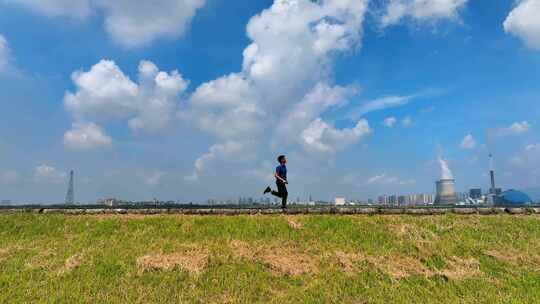 蓝天白云下奔跑的少年