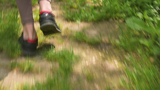 在乡间小路上奔跑的女人脚步特写视频素材模板下载