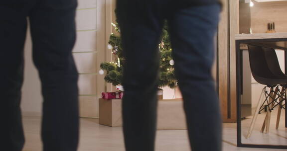夫妻把礼盒放在圣诞树下