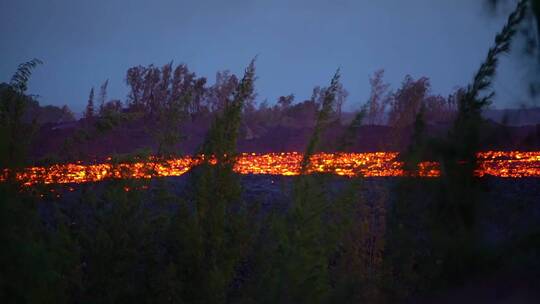 火山晚上爆发出巨大的熔岩流视频素材模板下载