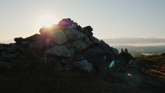 太阳照耀着山顶上的一堆石头