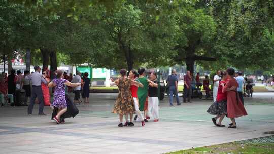 城市公园人文中老年人晨练跳广场舞休闲运动