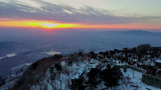 一场春雪后的泰山