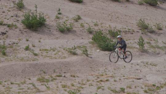 在沙漠中骑行的骑行者视频素材模板下载