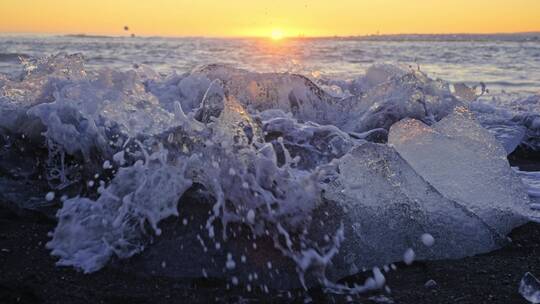 海浪撞击岸边结冰冰块