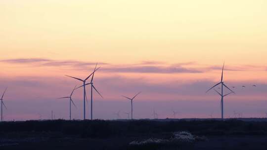 夕阳下风能风力发电厂风车