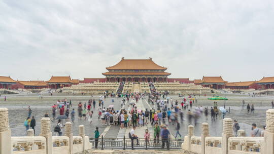 雨中故宫太和殿广场下摇镜头延时摄影