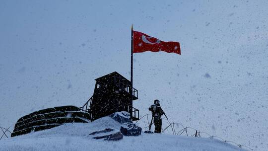 下雪天气土耳其士兵在边境守卫视频素材模板下载