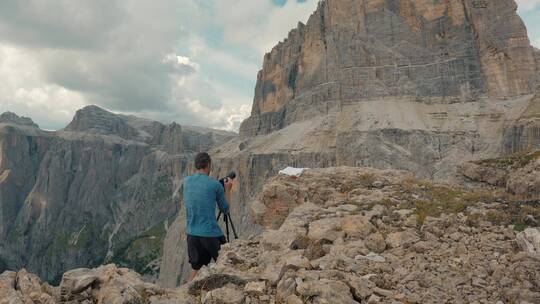 摄影师在山中拍摄