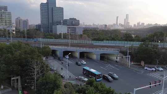 长沙城市浏阳河街道火车驶过