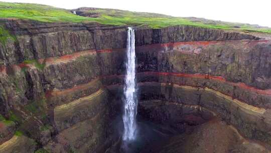冰岛北部Aldeyjarfoss瀑布的无