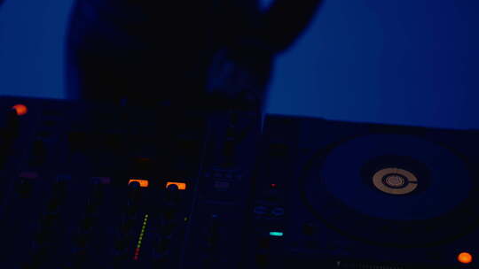 性感的女人DJ和现代DJ控制器在夜总会年视频素材模板下载