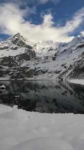 竖屏瑞士湖泊和雪山