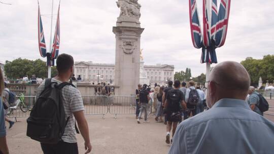 行人走向伦敦白金汉宫的跟踪拍摄