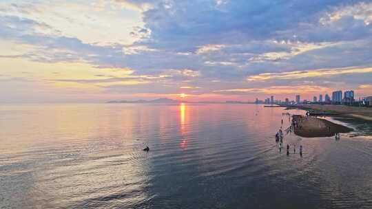 海边沙滩海上日出海面日出朝霞暖调航拍