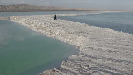 青海海西大柴旦翡翠湖小路碧水航拍视频