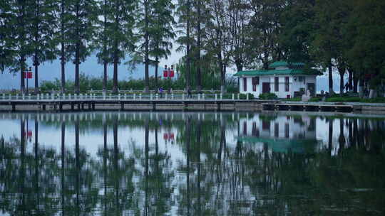 武汉东湖风景区碧潭观鱼