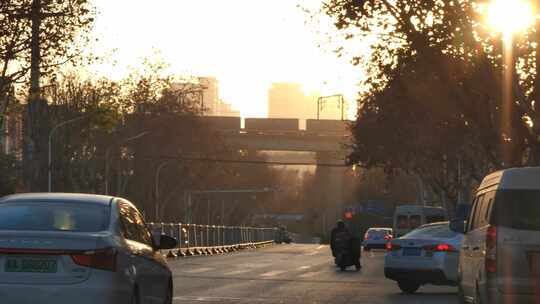 阳光照射下的城市道路车辆与火车行驶景象