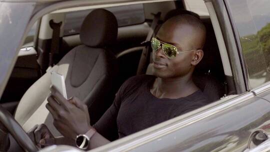 黑人坐在车里打电话视频素材模板下载