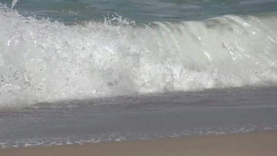 海浪拍打沙滩的自然景象