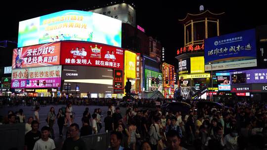 长沙夜晚城市人文小吃街步行街美食街人流