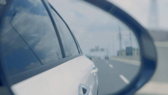 城市快速路行驶中后视镜