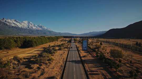 8K炸裂顶级航拍-丽江玉龙雪山下的公路