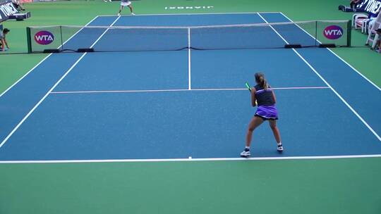 女运动员在网球比赛中击球慢动作