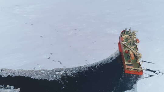 南极洲破冰船破冰