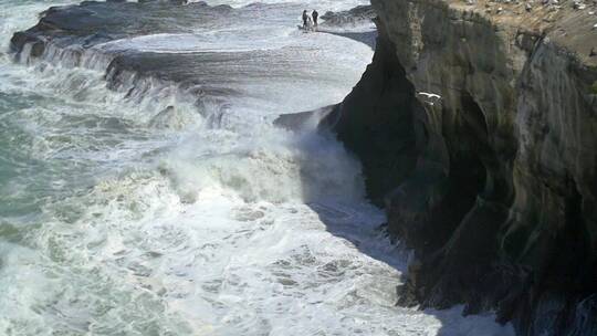 海浪拍打悬崖景观视频素材模板下载