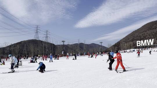 户外滑雪滑雪场滑雪的人视频素材模板下载