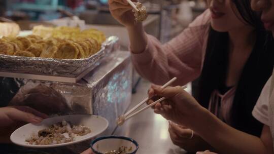 首尔街头吃小吃的女人视频素材模板下载